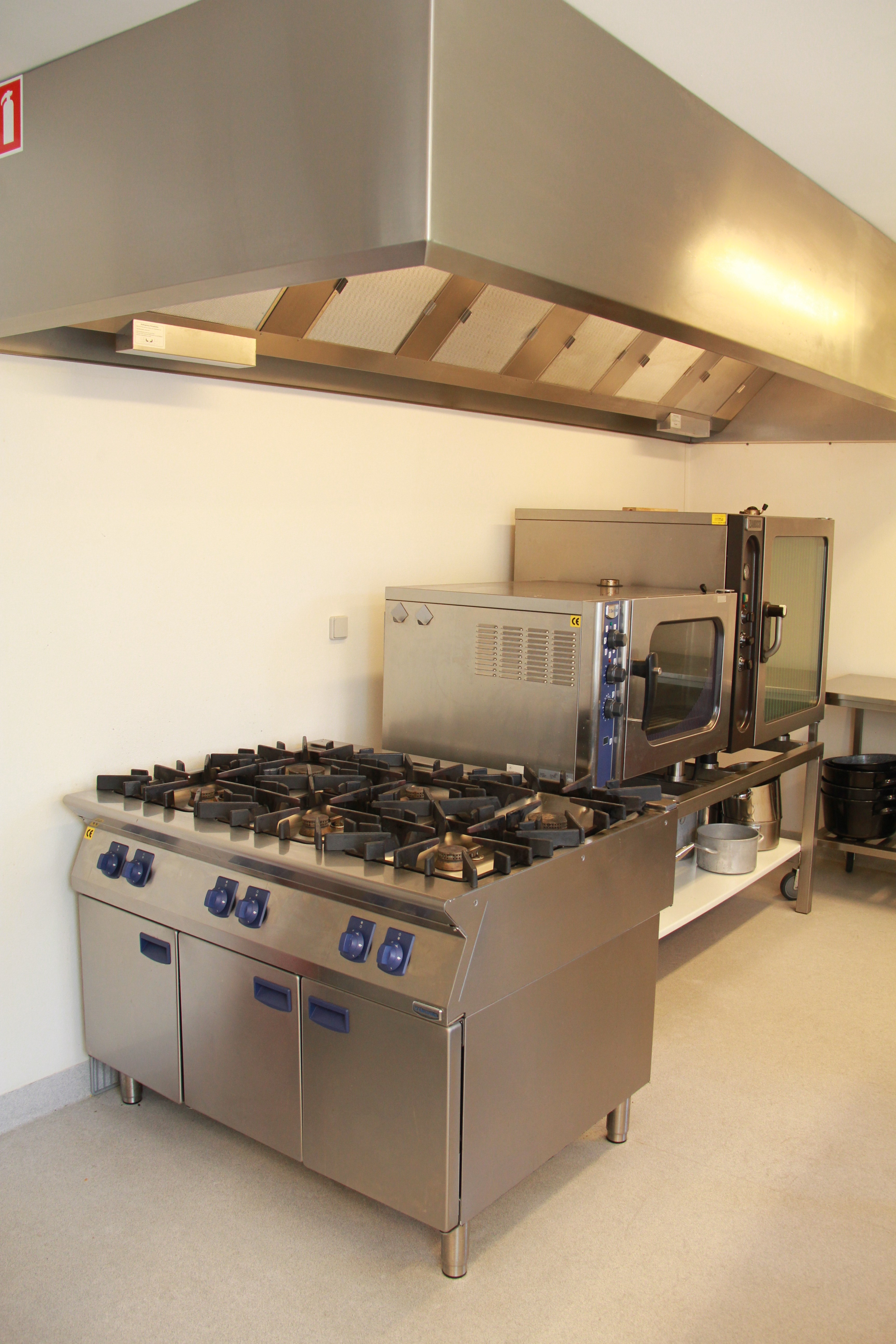 Vores køkken er udstyret med professionelt køkkenudstyr.